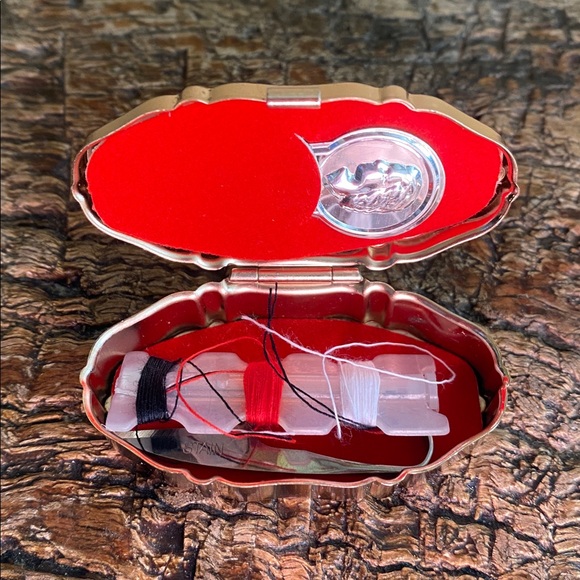 💐Vintage💐Floral Embroidered Oval Pill Box Sewing Kit - Picture 5 of 10